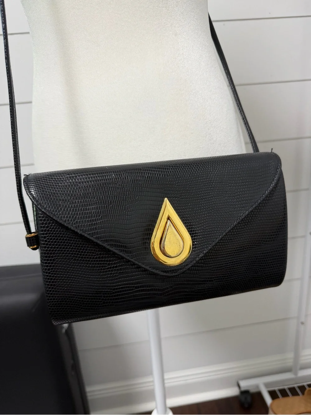 Vintage turn lock crossbody